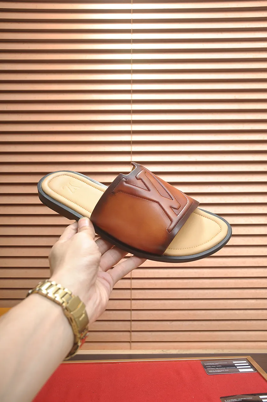 Men's shoes 💰360💶 [Louis Vuitton LV slippers] (high-end cowhide) counter 1:1 fashion style, a must-have for summer! The designer used LV’s iconic outsole. The original simple slippers instantly become fashionable! The upper is made of flexible special cowhide leather straps alternately, and the workmanship is exquisite! A must-have for stylish men in summer, size 38-46 (45 46 customized)